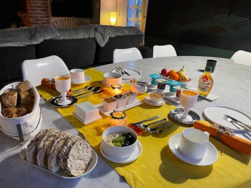 Una mesa con alimentos y bebidas para el desayuno. en CHATEAU DU GO, en Albi