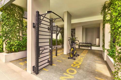 新加坡lyf Farrer Park Singapore的健身房,自行车停放在大楼内