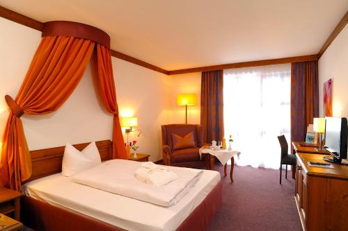 Ein Bett oder Betten in einem Zimmer der Unterkunft Quellness- und Golfhotel Fürstenhof