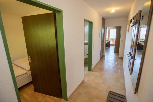 un pasillo con una puerta que conduce a un dormitorio en Appartment 1614, Ferienpark Oberallgäu, Schwimmbad, Sauna, Spielplatz, en Missen-Wilhams
