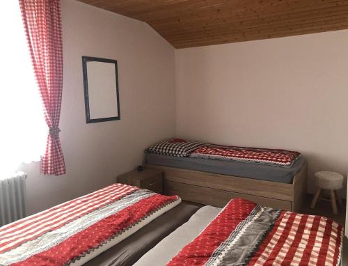 a bedroom with two twin beds and a window at Appartement Nr 19, Alpenappartementhaus, Oberstaufen-Steibis, Allgäu in Oberstaufen