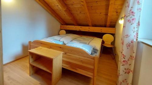 um beliche num quarto com tecto em madeira em Ferienwohnung Nr 5, Lechbruck-Gründl, Allgäu em Prem