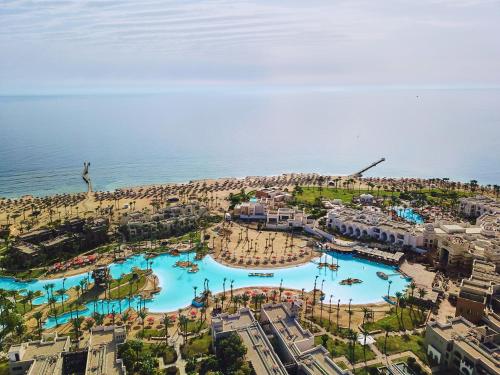een luchtzicht op het waterpark van het resort bij Pickalbatros The Palace Port Ghalib in Port Ghalib
