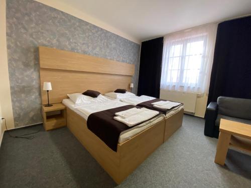 Giường trong phòng chung tại Hotel Zebetinsky Dvur Brno