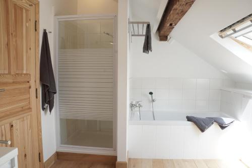 Das Bad ist mit einer Dusche und einer Badewanne ausgestattet. in der Unterkunft Grange de Lesse in Libin