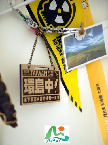 a sign hanging from a chain on a wall at 3520 Homestay in Taitung City