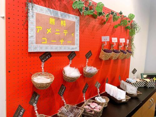 una pared con cestas de comida y una señal en ella en Hotel Promote Hakodate, en Hakodate