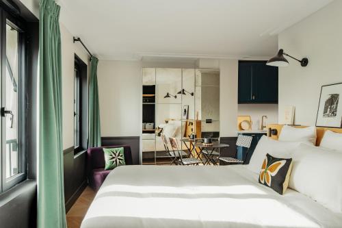 Ένα ή περισσότερα κρεβάτια σε δωμάτιο στο My Maison In Paris Invalides