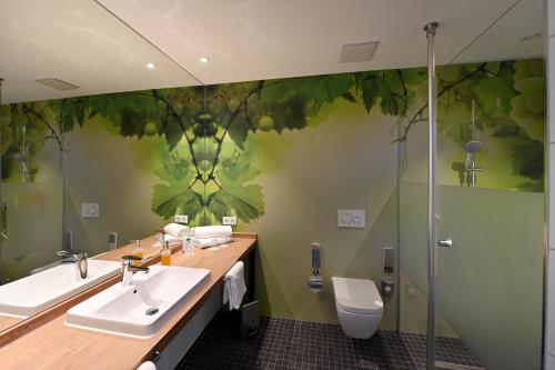 A bathroom at Bethel Hotel zum Weinberg