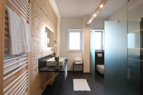 a bathroom with a sink and a toilet at Landhaus Grum in Hattingen