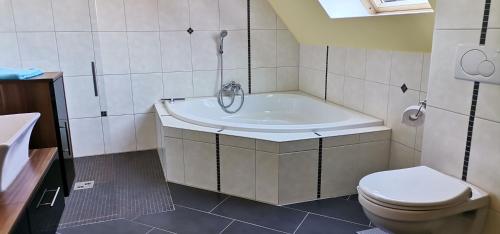 La salle de bains est pourvue d'une baignoire, de toilettes et d'un lavabo. dans l'établissement Ruschmeyer, à Soltau