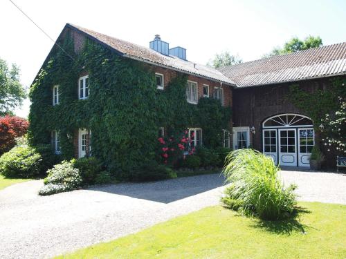 a building with ivy growing on the side of it at Ferienwohnungen Knospe in Kappeln