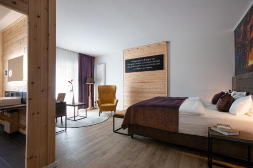 a bedroom with a bed and a desk in a room at Landhaus Grum in Hattingen