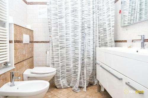 bagno bianco con servizi igienici e lavandino di Lia Rooms 3 a La Spezia