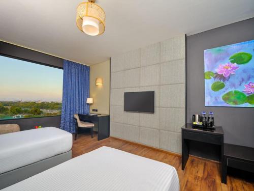 TV a/nebo společenská místnost v ubytování Essentia Luxury Hotel Indore