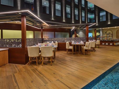 Restaurace v ubytování Essentia Luxury Hotel Indore