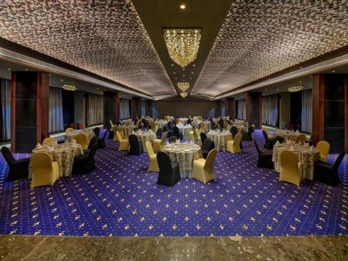 Posezení v ubytování Essentia Luxury Hotel Indore
