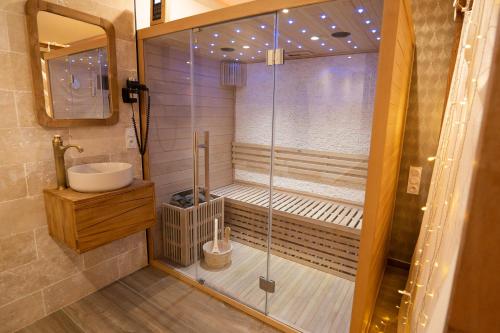 uma casa de banho com um chuveiro, um WC e um lavatório. em Capsule Marrakech I Chicha I Sauna I Balnéo I Console PS5 I Cinéma em Trith-Saint-Léger