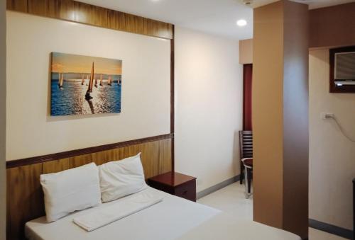 Katil atau katil-katil dalam bilik di RedDoorz @ H.F. Golden Travellers Inn