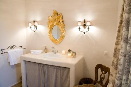 een badkamer met een wastafel en een spiegel bij Schloss Amerang in Amerang