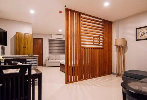uma sala de estar com uma grande porta de madeira num quarto em RedDoorz @ H.F. Golden Travellers Inn em Iloilo City