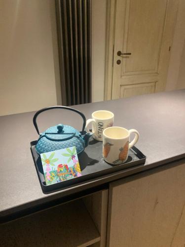 a tray with a bag and two cups on a counter at EL TANO in Città della Pieve