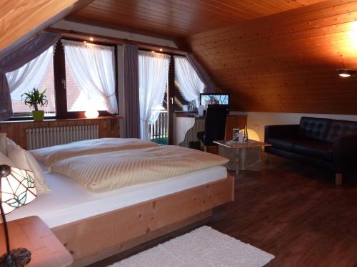 Letto o letti in una camera di Landhotel Mühle zu Gersbach