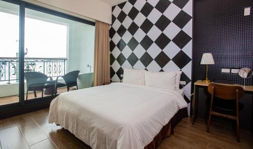 a bedroom with a large bed and a balcony at Nanwan station in Nanwan