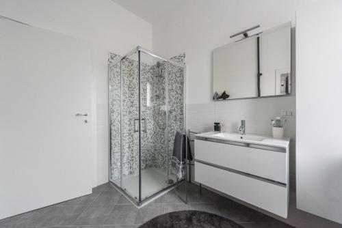 bagno con doccia e lavandino di AMATI Live Legnano a Legnano