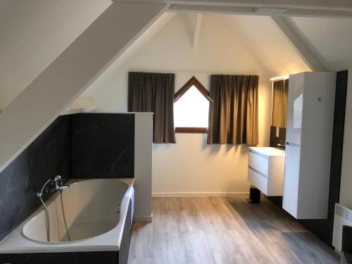 Bilik mandi di Le Lac Bleu huis 17