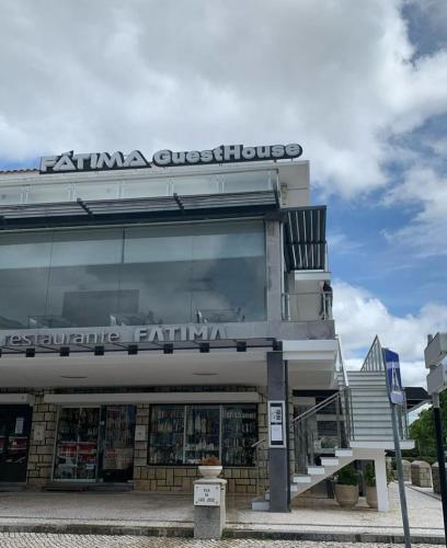 Bangunan di mana terletaknya rumah tamu ini