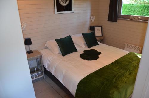 Un pat sau paturi într-o cameră la Vakantiehuis Germaine
