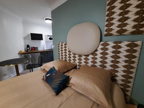 un salon avec un canapé et une table dans l'établissement Résidence Beauvau – Numéro 7 - Centre de SARLAT, à Sarlat-la-Canéda