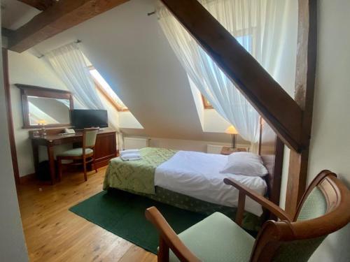 Postel nebo postele na pokoji v ubytování Pałac w Rymaniu