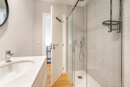 een badkamer met een douche en een wastafel bij Nomad's Sunny Firmeza - 2BED Porto in Porto