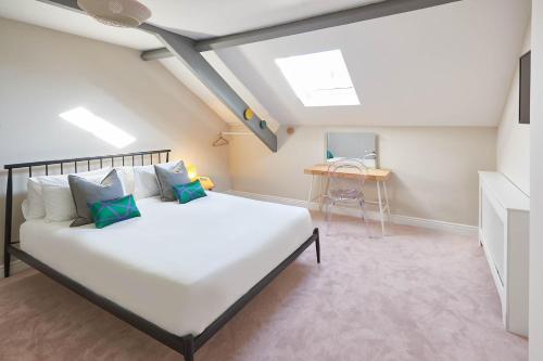 - une chambre avec un grand lit blanc dans l'établissement Host & Stay - The Artists Pad, à Saltburn-by-the-Sea