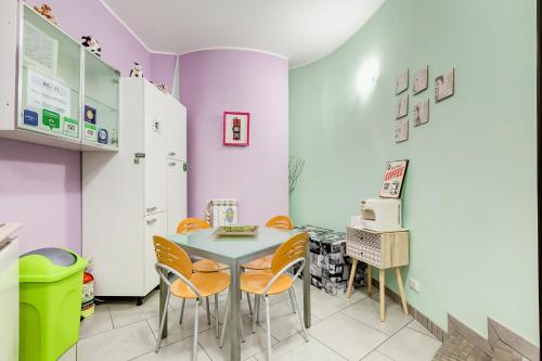 jadalnia ze stołem i krzesłami w obiekcie B&B Casa Der Poeta w Rzymie