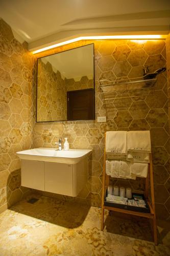 a bathroom with a sink and a mirror at Nanwan station in Nanwan