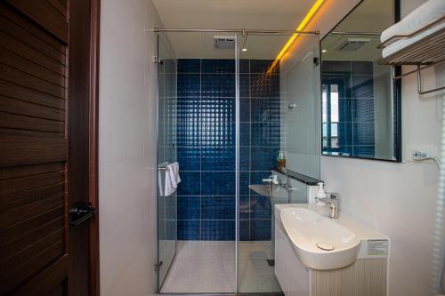 a bathroom with a sink and a glass shower at Nanwan station in Nanwan