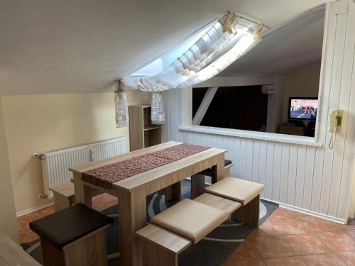 a kitchen with a table and chairs and a television at Geräumiges Domizil mit Bergblick in Oberwössen