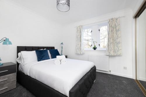 Postel nebo postele na pokoji v ubytování ALTIDO Bright 3-bed flat overlooking The Clyde