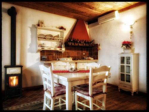 een keuken met een tafel en stoelen en een fornuis bij Agriturismo Adriano Pedretti in Badia Polesine