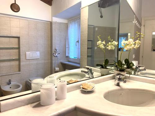 La salle de bains est pourvue d'une baignoire, de toilettes et d'un lavabo. dans l'établissement Appartamento Centro Storico, à Levanto
