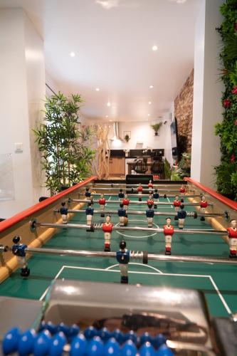 a room with a pool table with balls on it at Capsule Thailande I Sauna I Balnéo I Console I jeux en bois I Cinéma I cour intérieure in Trith-Saint-Léger