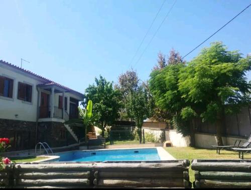 a house with a swimming pool in a yard at Moradia do Paço - Piscina Privada in Arco de Baúlhe