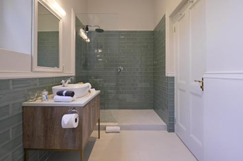 Bilik mandi di Chapter House Boutique Hotel by The Living Journey Collection