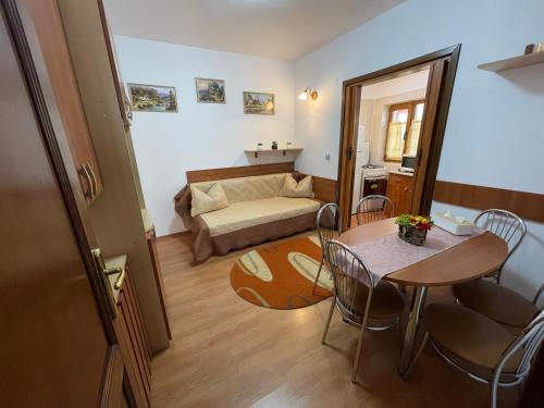 een kleine woonkamer met een tafel en een bank bij Casa Iancu in Buşteni