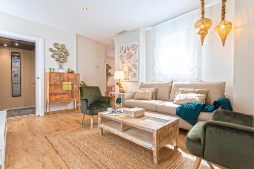 een woonkamer met een bank en een salontafel bij Genteel Home Mercado Central Terrace in Cádiz