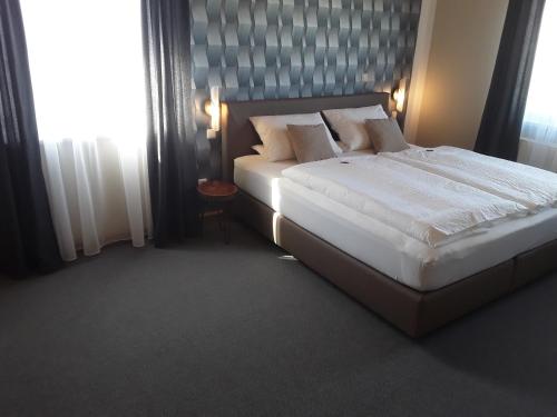 Un pat sau paturi într-o cameră la Wirtshaus Birkenhof
