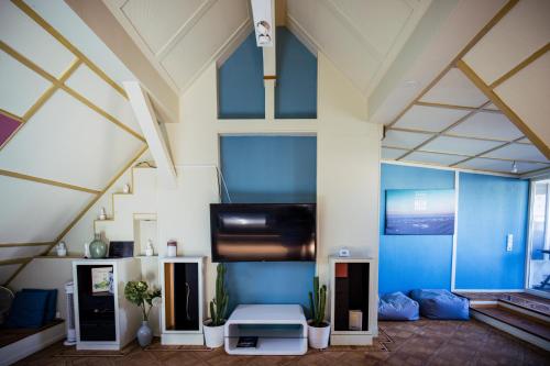 a living room with blue walls and a ceiling at Rooftop Penthouse Karlsruhe in Karlsruhe